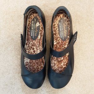 Sketchers Mon Cherie Mary Jane Flat Shoes, Size 7..Good Condition